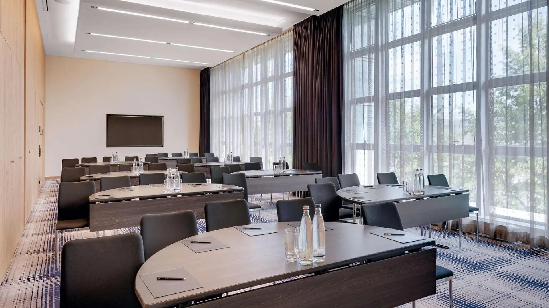 Hilton Munich Airport Hotel Oberding 4*,